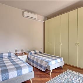 3 bedroom villa with pool and tennis court near Florence, sleeps 6